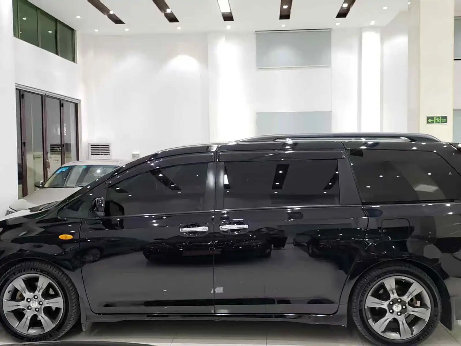 صورة 17 - Toyota Sienna