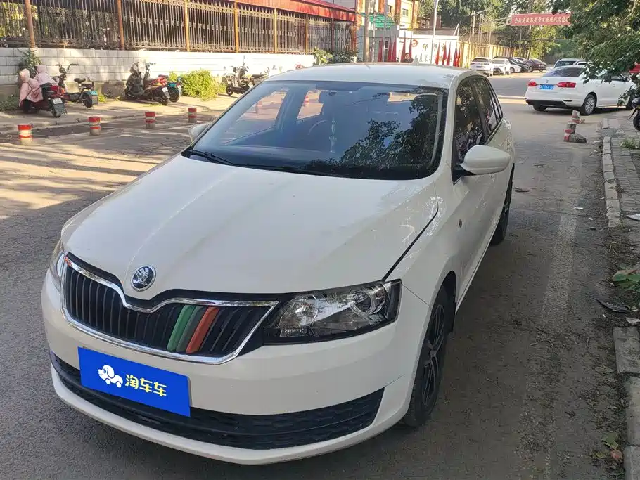 Škoda Skoda Rapid Spaceback 2016 Facelift 1.6L Manual Forward Edition