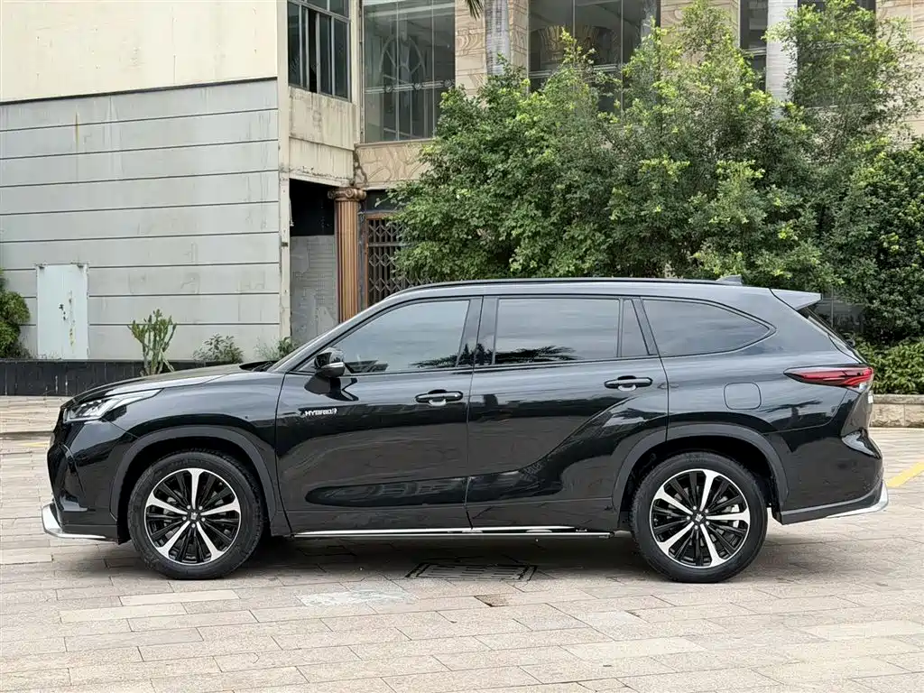 Toyota Crown Kluger 2023 2.5L HEV AWD Premium Edition фото 3