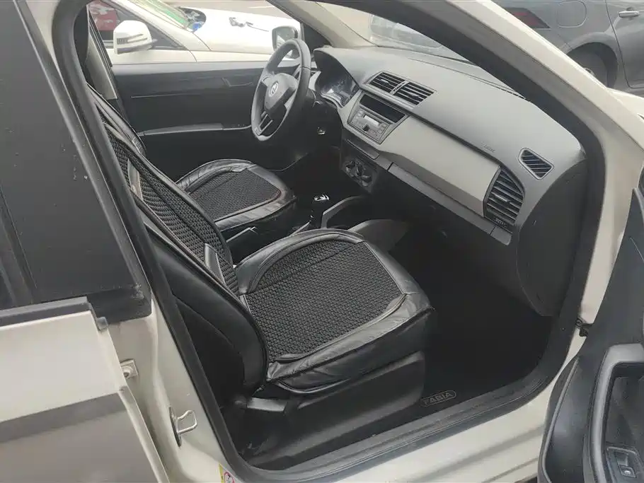 Škoda Fabia 2015 1.4L Automatic Advance Edition фото 8