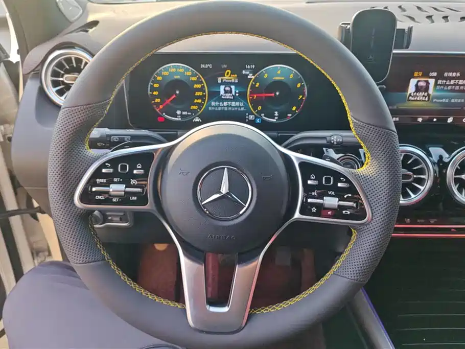 MERCEDES-BENZ GLA