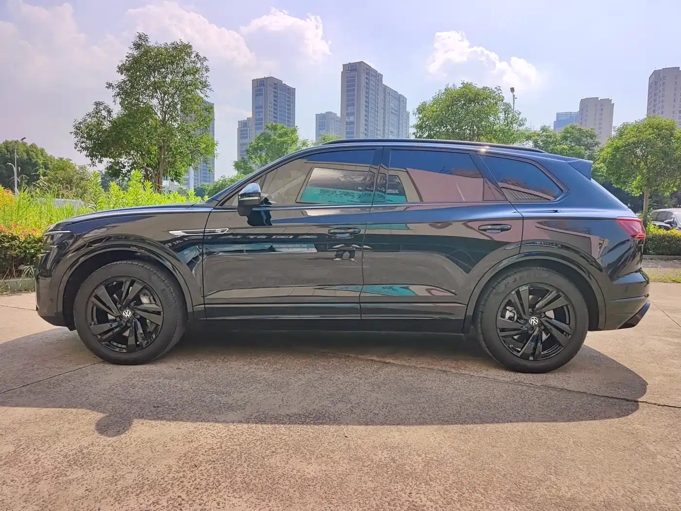 Volkswagen Touareg 2022 3.0TSI Rui Xiang Edition Gloss Black Sport Package фото 2