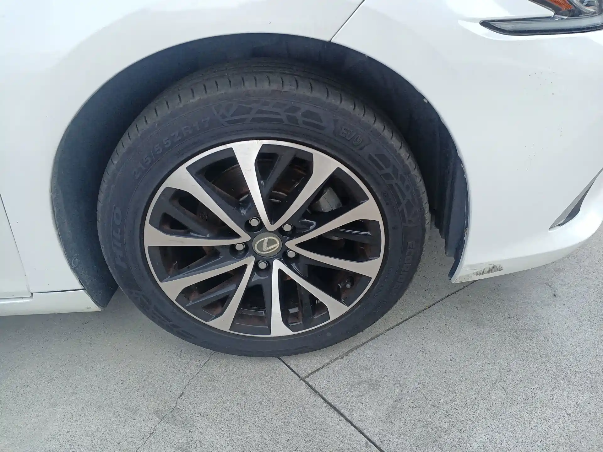 Photo 16 - Lexus ES