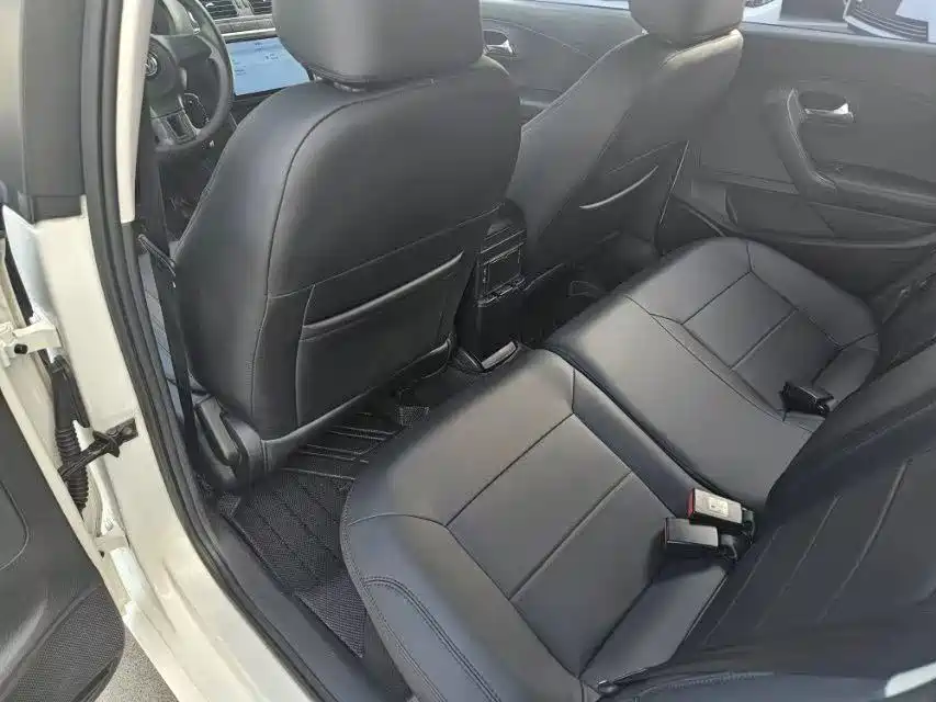 Volkswagen Polo 2011 1.4L Automatic Style Edition фото 6
