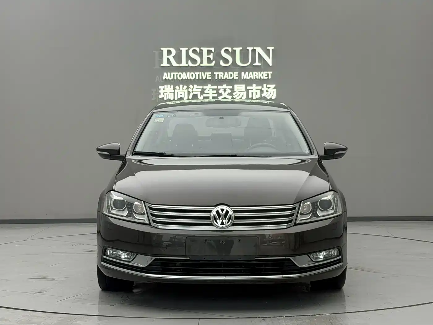 Photo 2 - Volkswagen Magotan