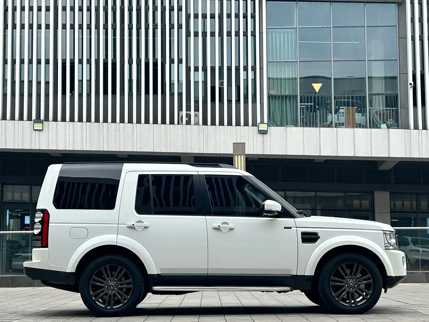 Land Rover Discovery 2016 3.0 SC Black Edition SE фото 4