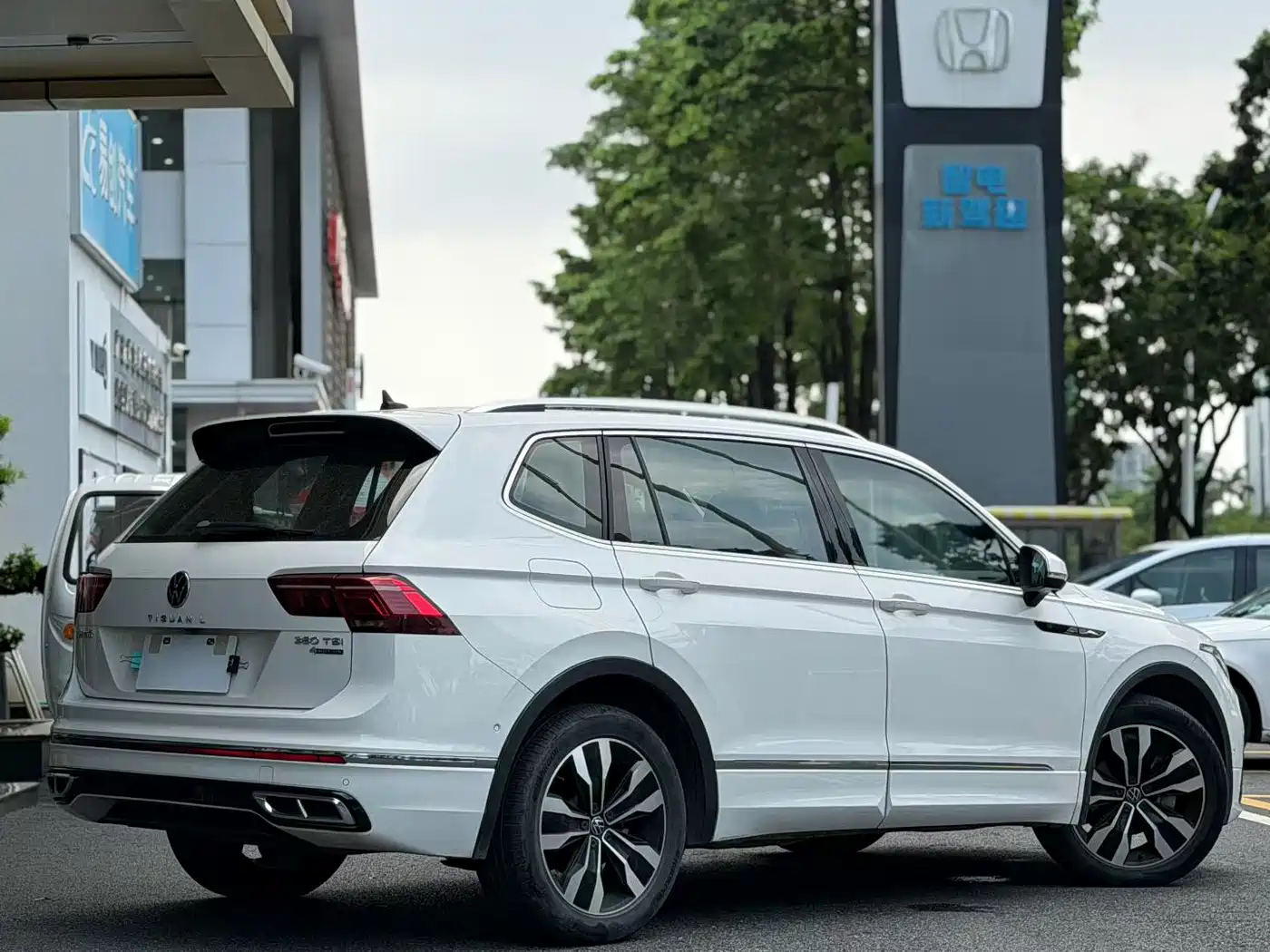Volkswagen Tiguan L 2022 380TSI Automatic 4WD R-Line Cross Edition 7-Seater фото 3