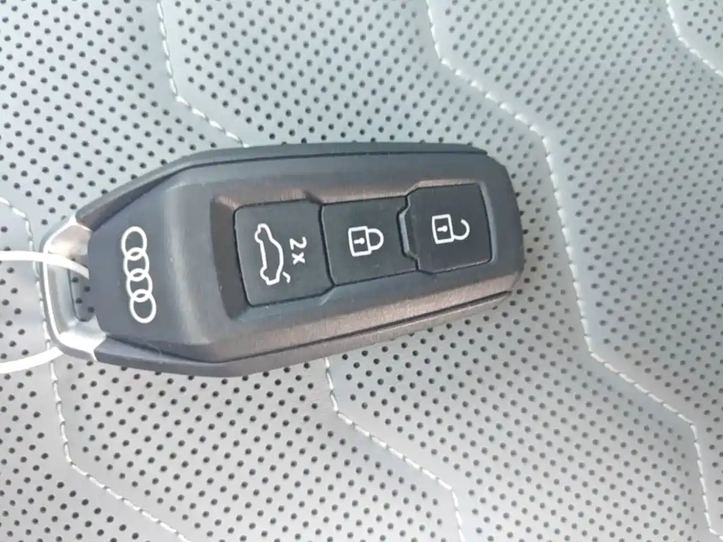 Фото 13 - Audi Q6L e-tron