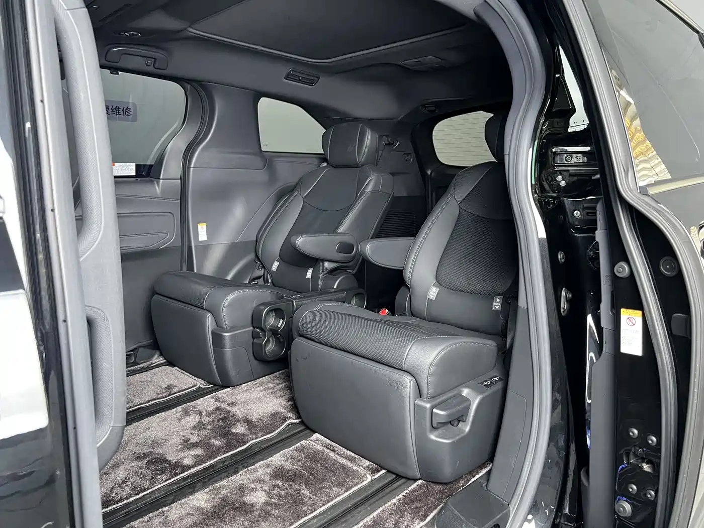 Toyota Sienna 2021 2.5L Hybrid Platinum Edition фото 2