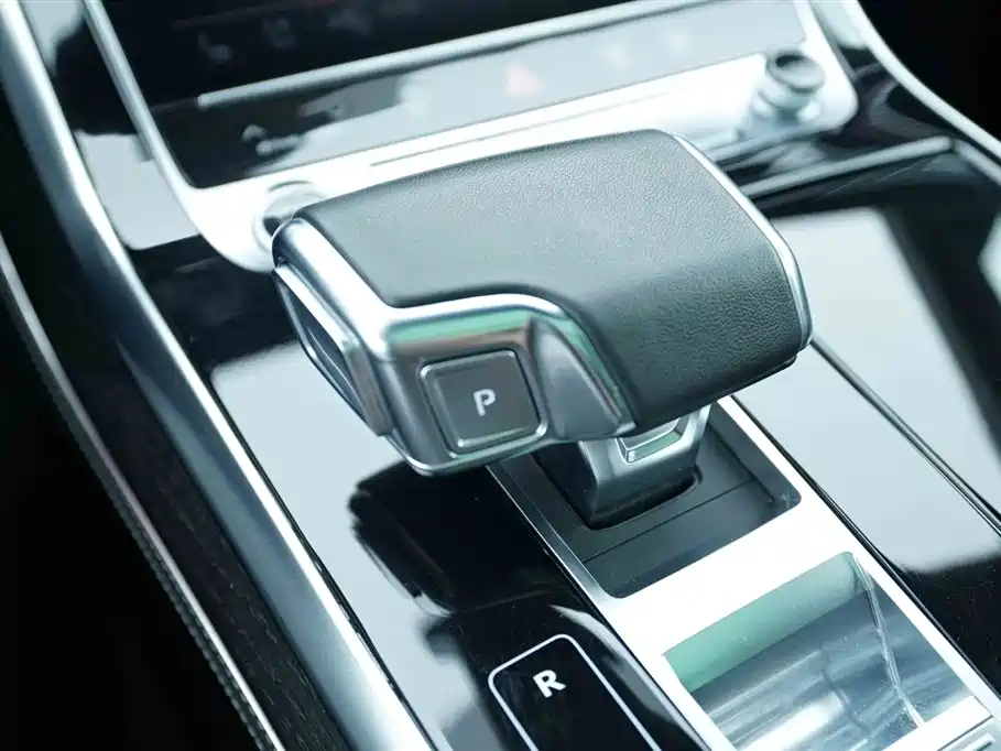 Audi Q8 2022 55 TFSI Exclusive Dynamic фото 9