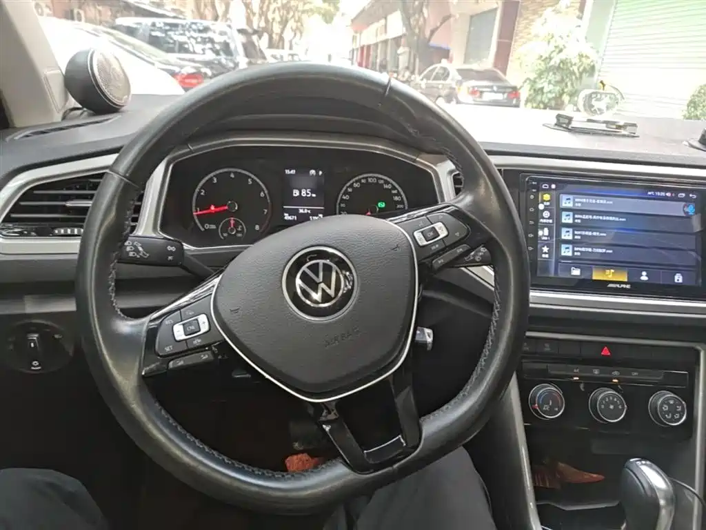 VOLKSWAGEN T-ROC EXPLORING SONGS