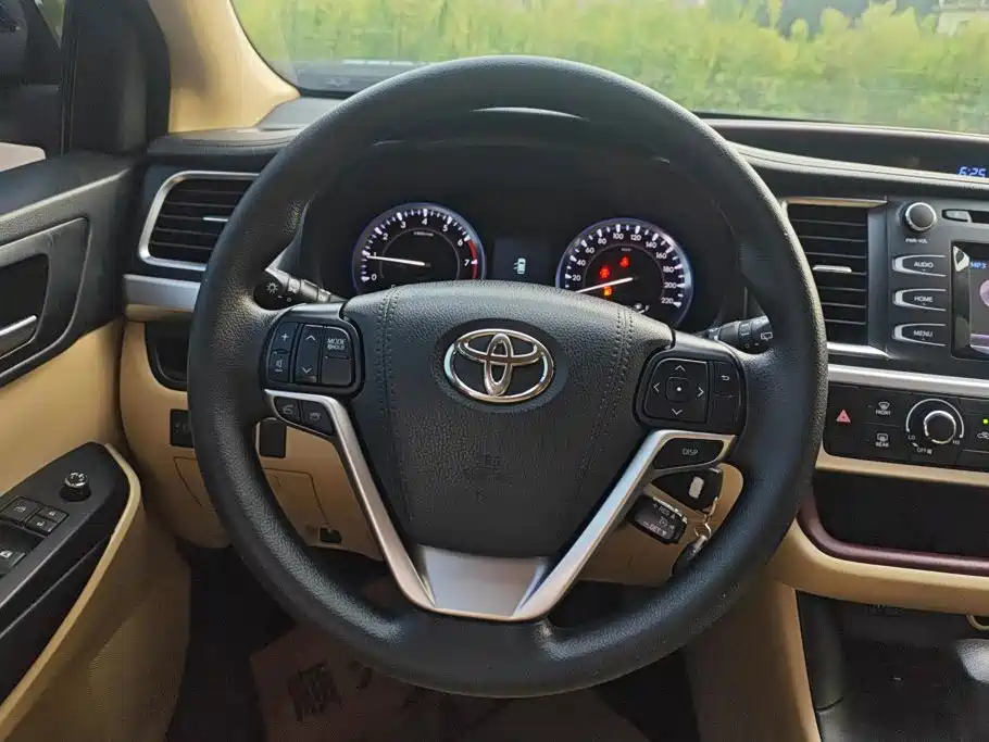 Photo 15 - Toyota Highlander