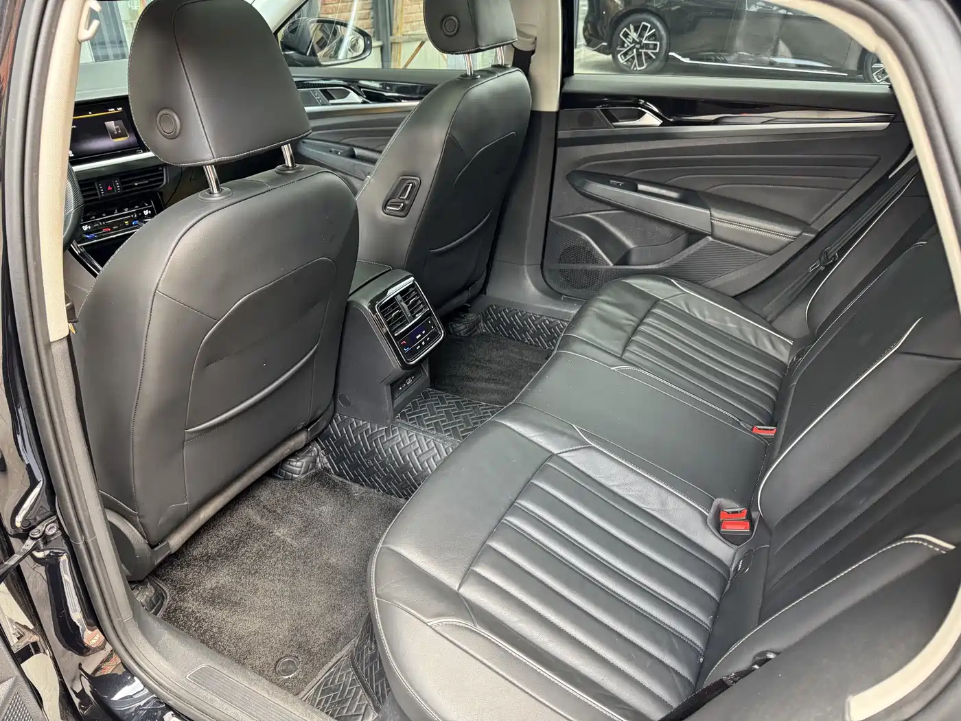 Volkswagen Passat 2022 330TSI Elite Edition фото 9
