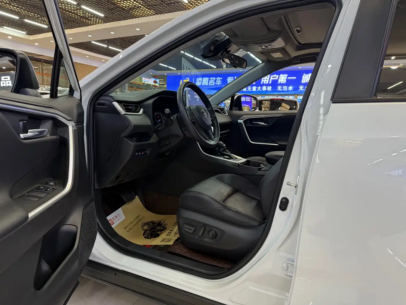Toyota Wildlander 2021 Hybrid 2.5L E-CVT AWD Luxury Edition фото 12