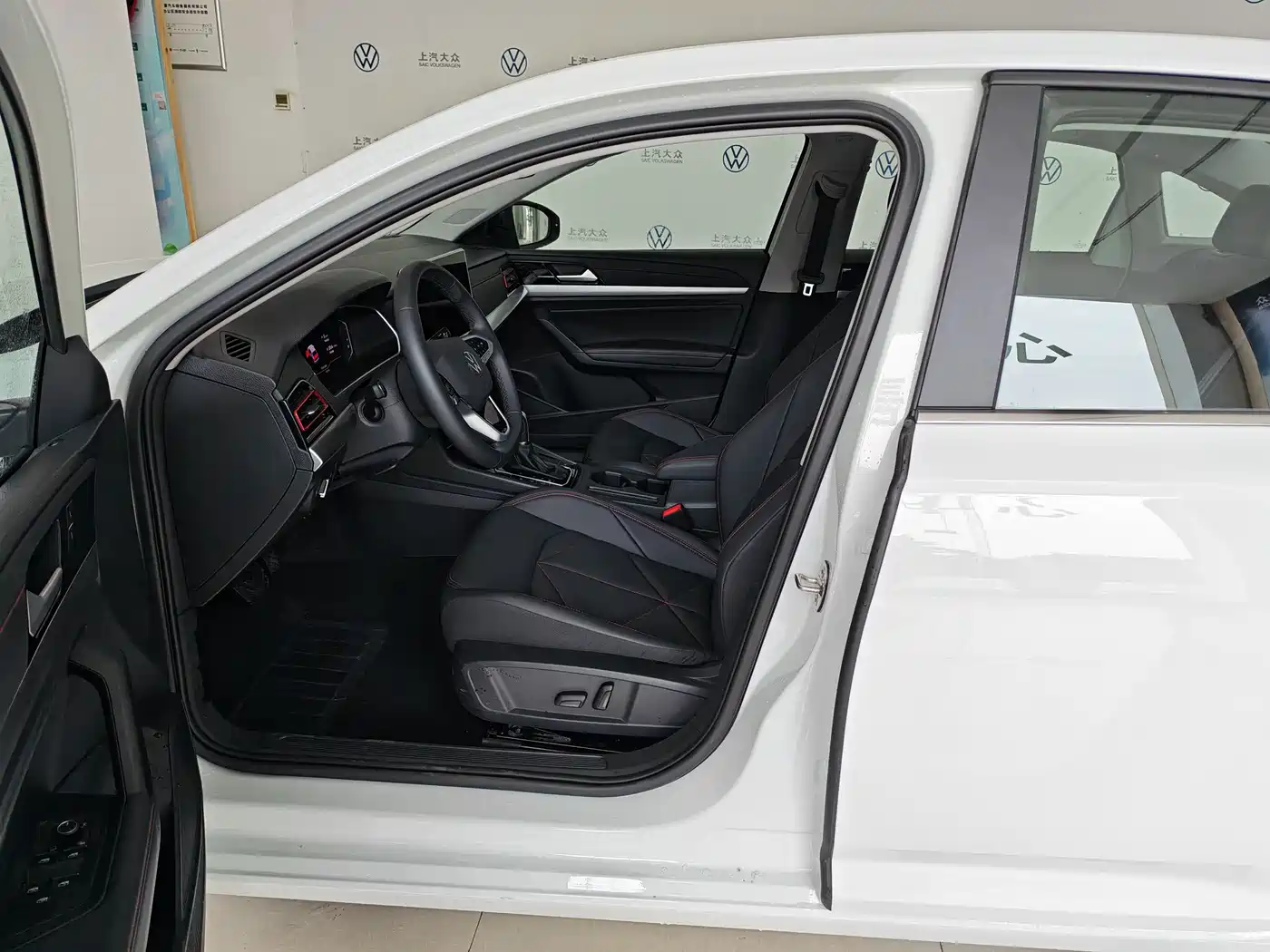 Volkswagen Lavida 2024 Model 300TSI DSG Starlight Leading Edition фото 2
