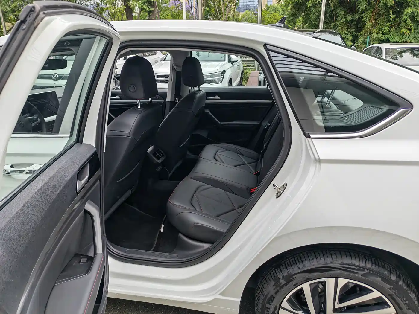 Volkswagen Lavida 2024 Model 300TSI DSG Starlight Leading Edition фото 15