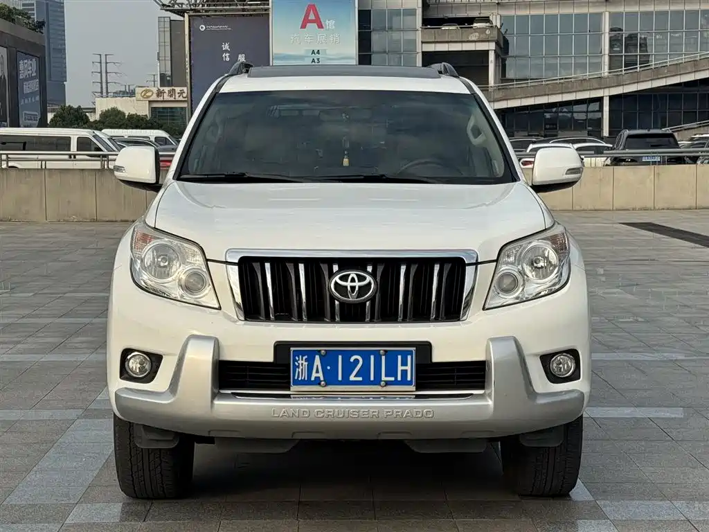 Toyota Prado 2010 4.0L Automatic TX-L фото 2