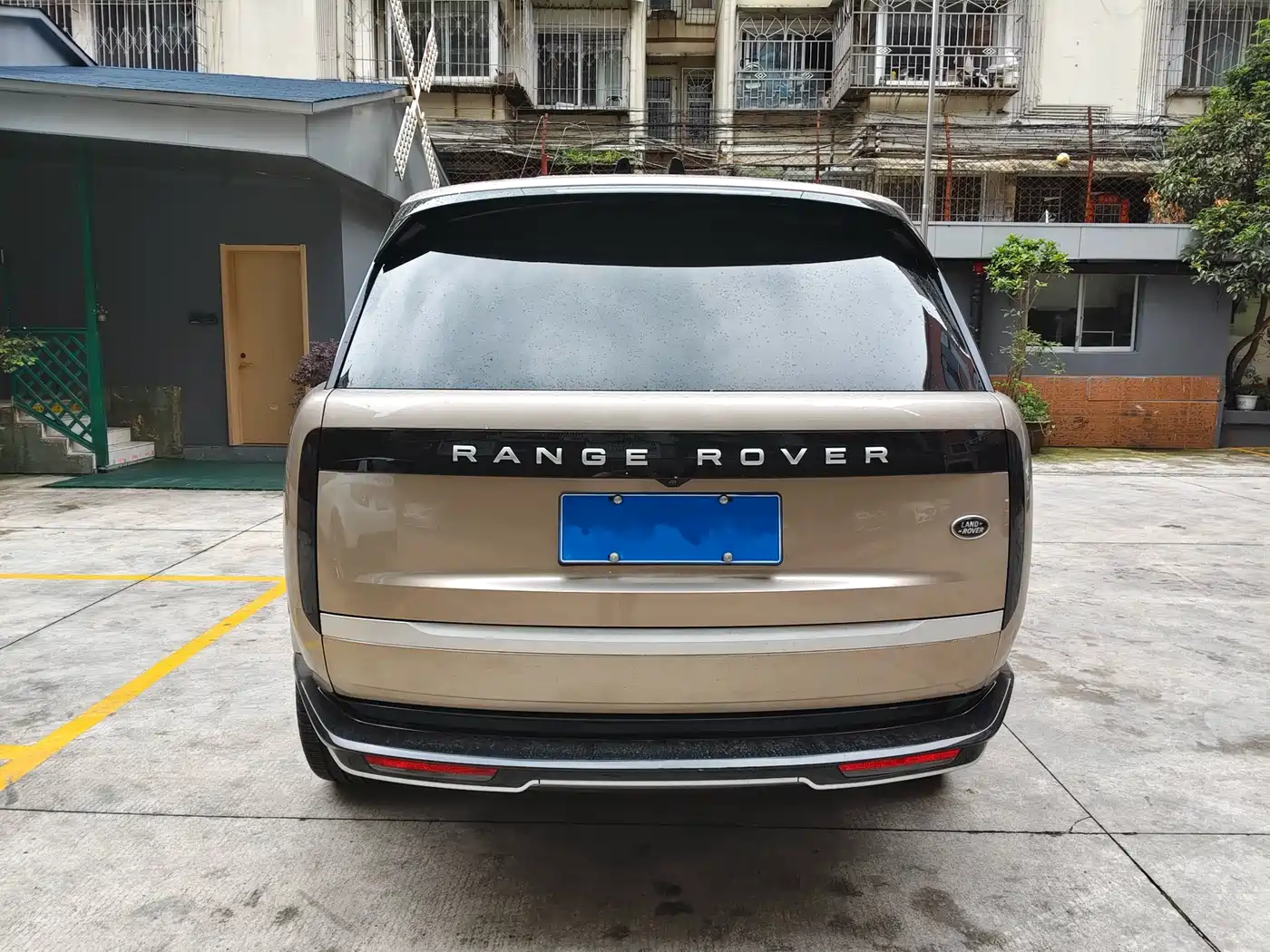 Land Rover Range Rover 2025 3.0 L6 400PS Genesis Extended Wheelbase фото 6