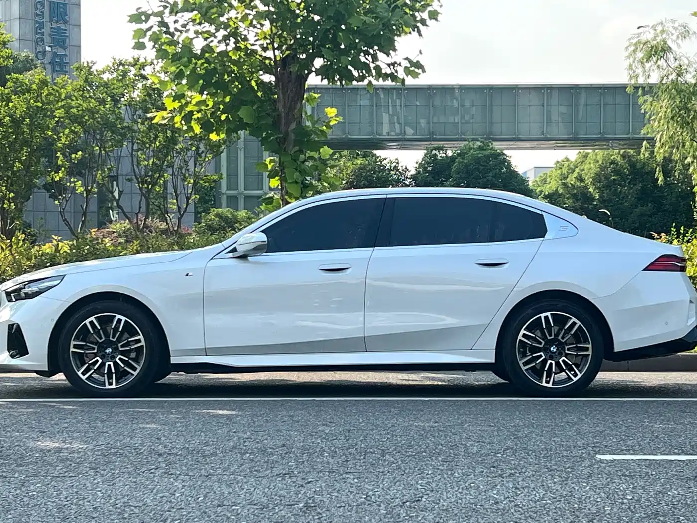 BMW 5 Series 2026 525Li M Sport Package фото 5