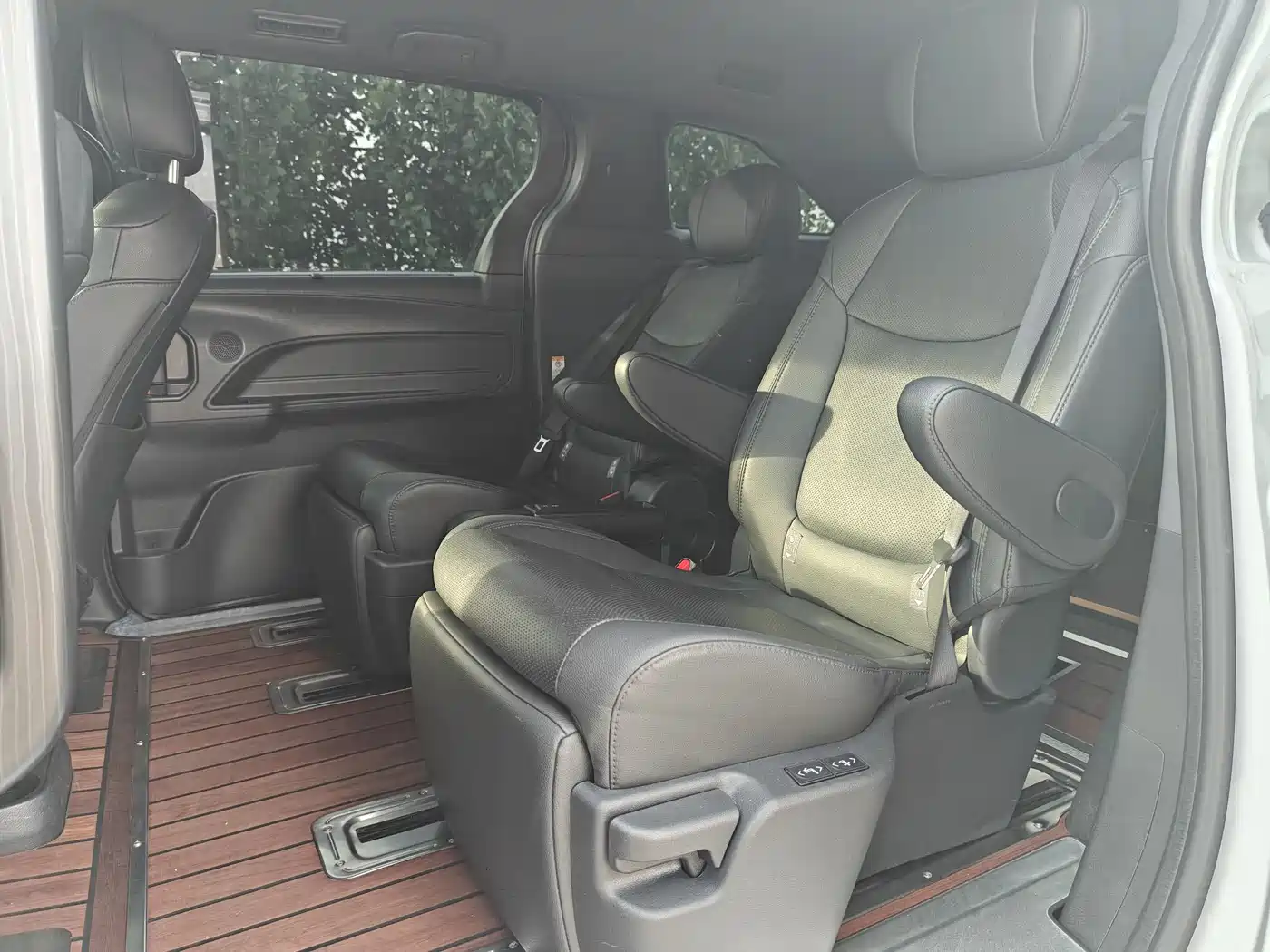 Toyota Sienna 2021 2.5L Hybrid Premium Edition фото 6