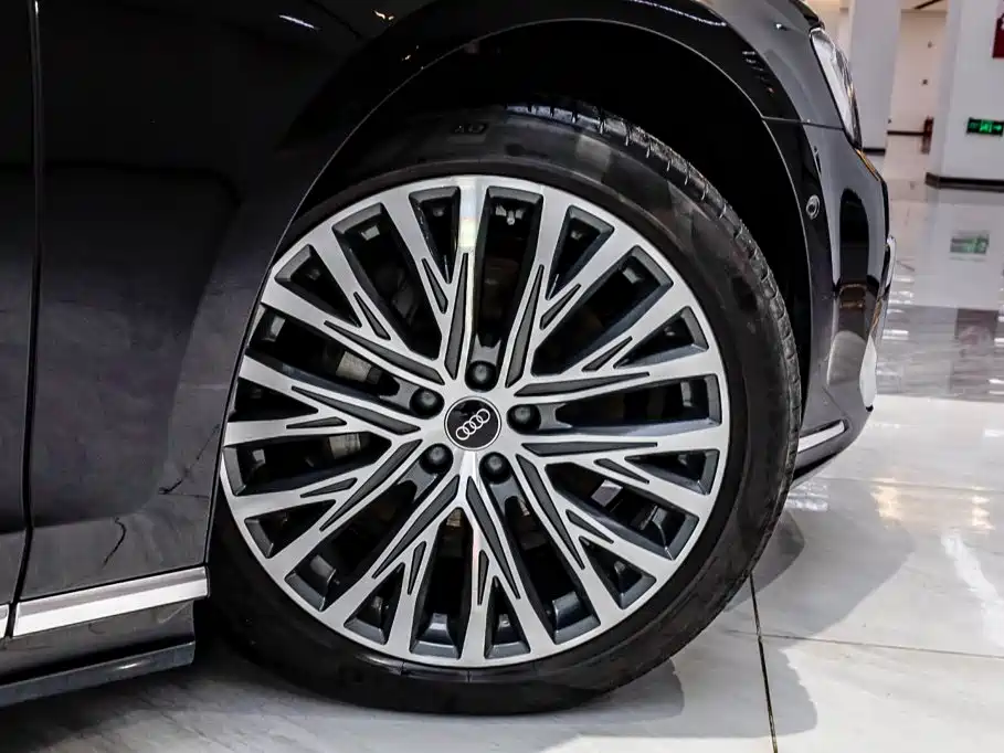 Фото 36 - Audi A8