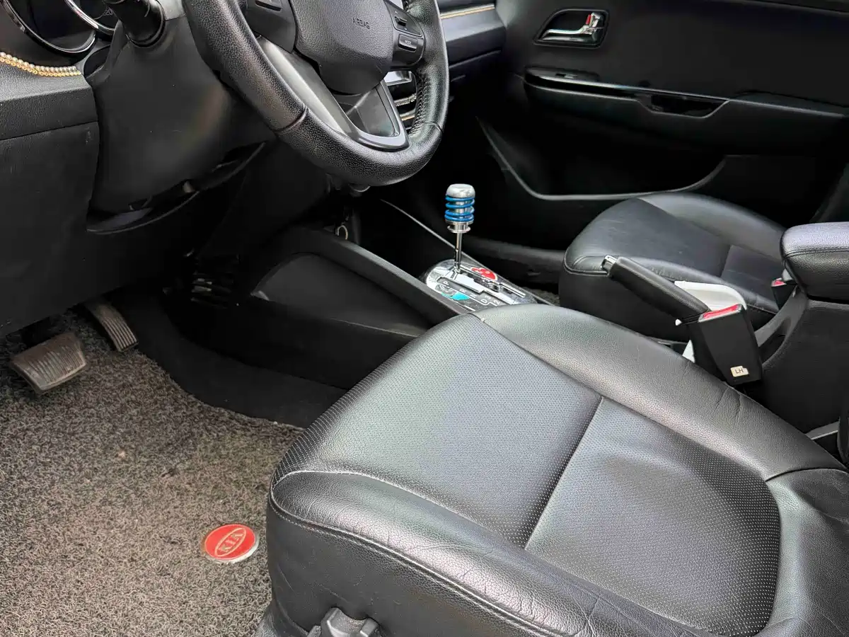 Kia K2 2012 Hatchback 1.6L AT Premium Commemorative Edition фото 5