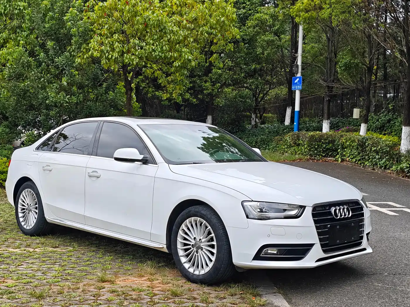 Audi A4L 2016 35 TFSI Collector's Edition S line Comfort фото 3
