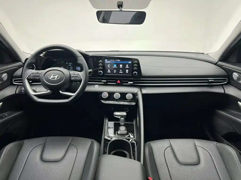 Photo 18 - Hyundai Elantra