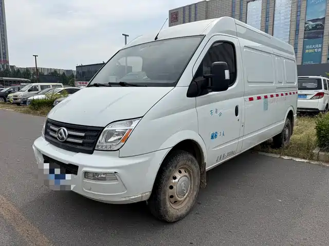 Maxus New V80 2.0T PLUS 手动厢式车VAN长轴中顶3座