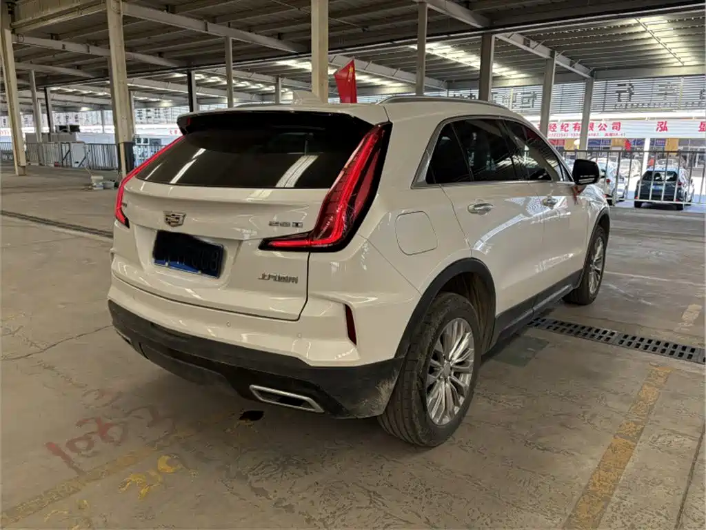 Photo 7 - Cadillac XT4