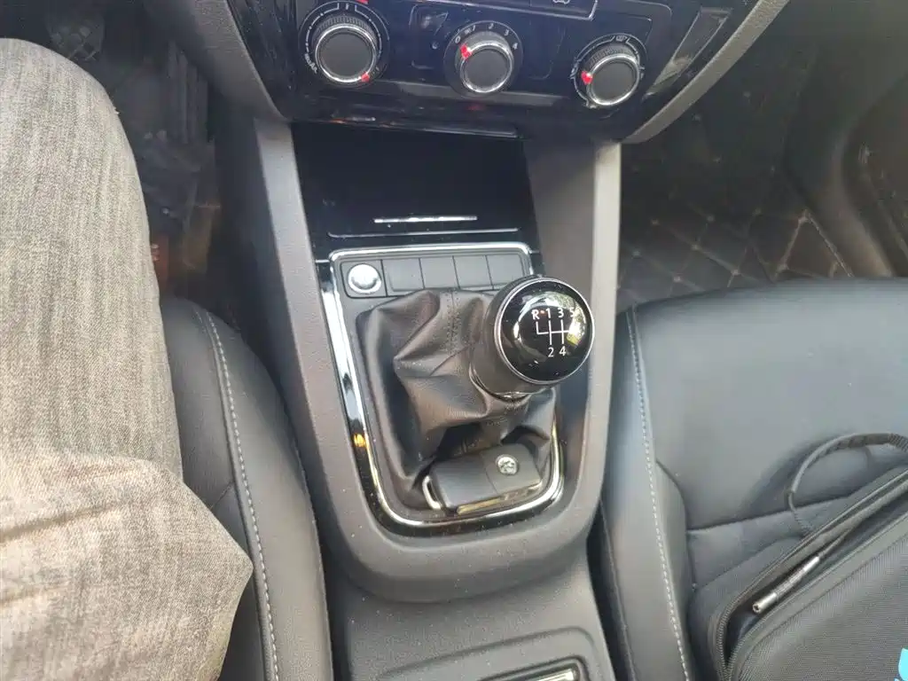 Volkswagen Sagitar 2017 1.6L Manual Comfort фото 11