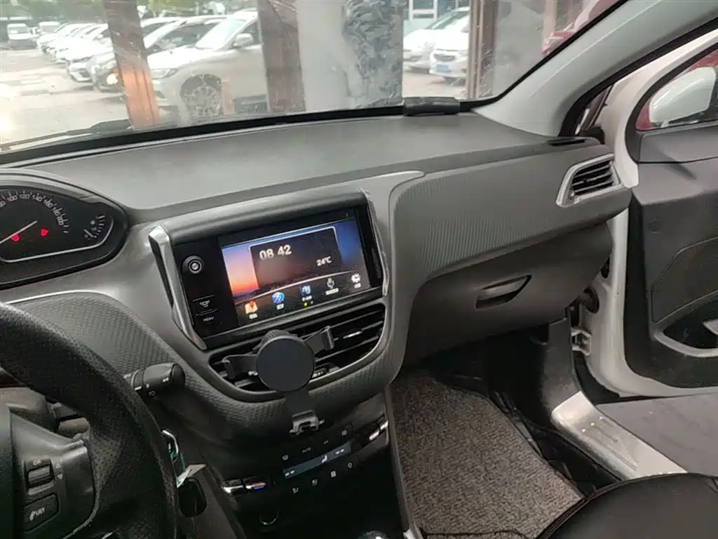 Peugeot 2008 2014 1.6L Automatic Fashion Edition фото 10
