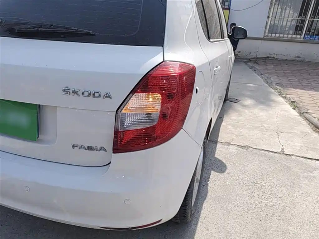 Škoda Fabia 2014 1.4L Manual Crystal Edition фото 8