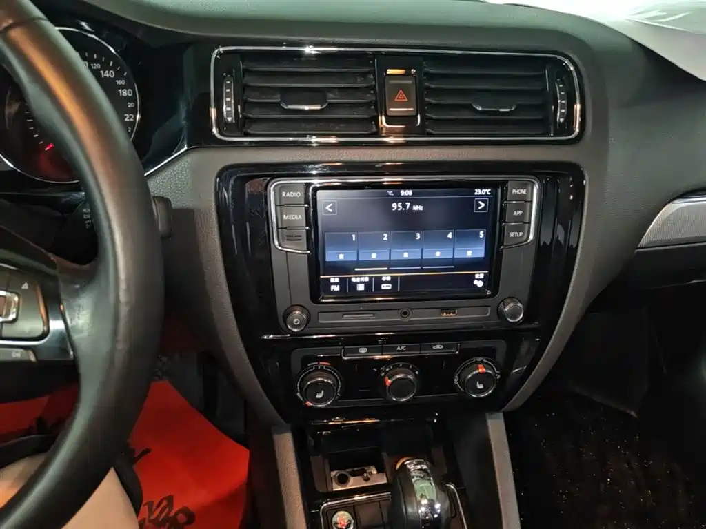 Volkswagen Sagitar 2018 180TSI DSG Premium Edition фото 13