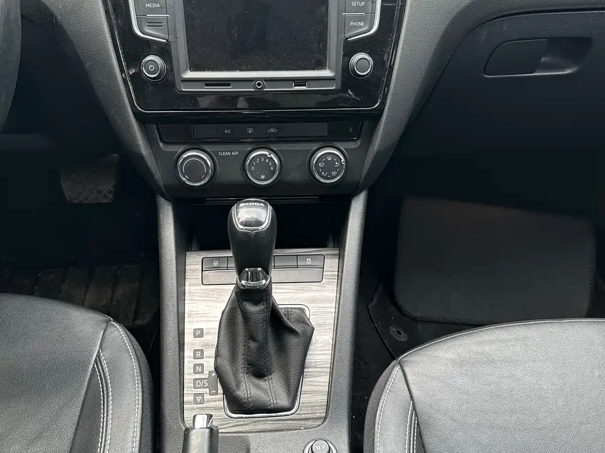Škoda Octavia 2017 1.6L Automatic Smart Edition фото 8