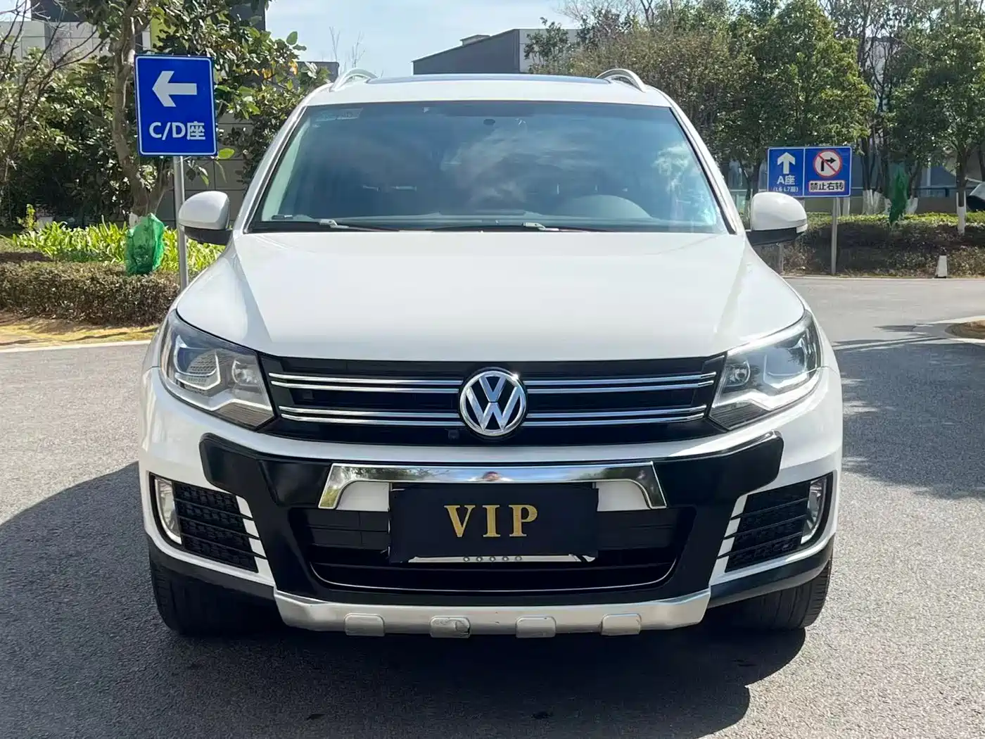 VOLKSWAGEN TIGUAN