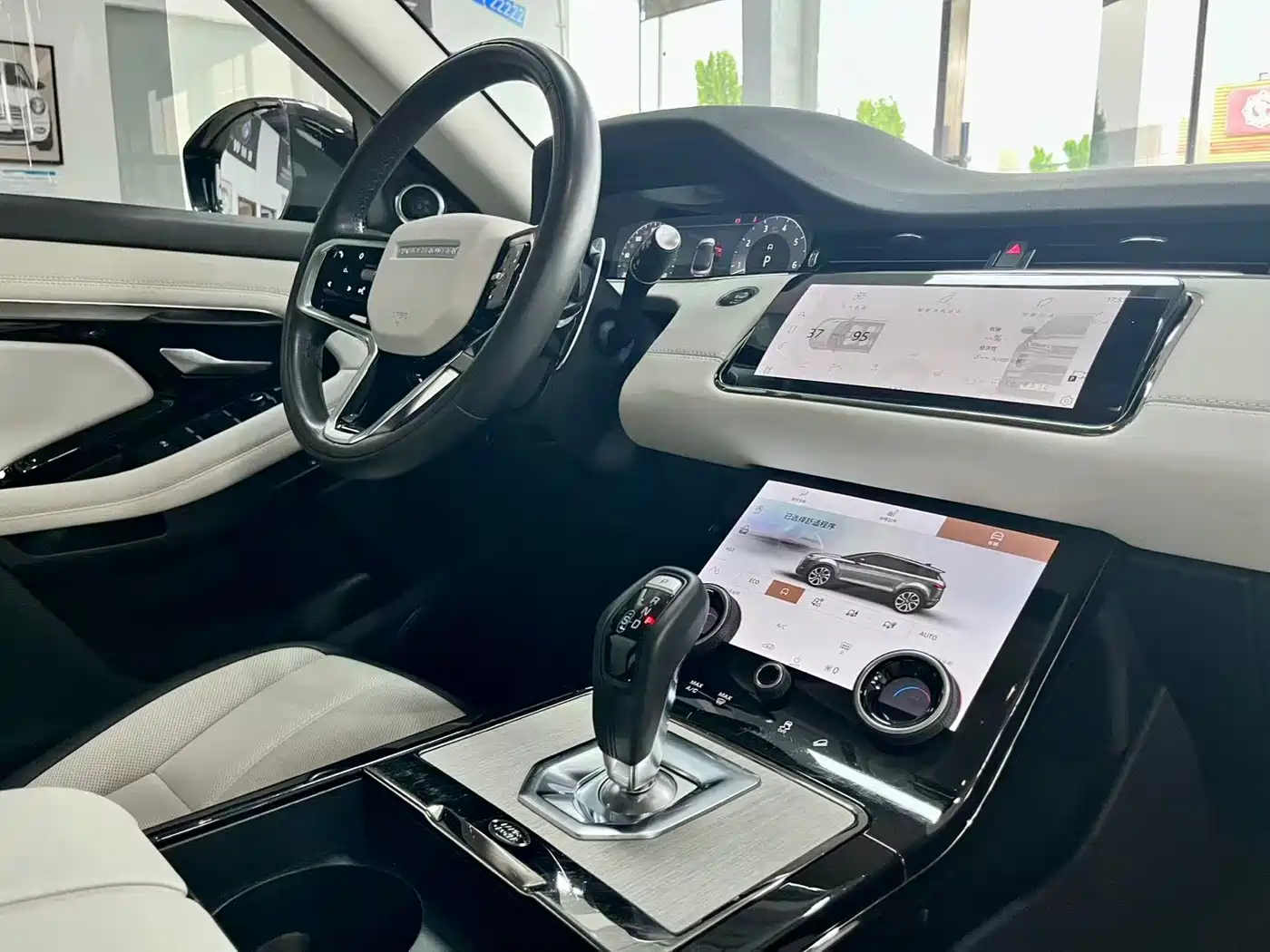 Land Rover Range Rover Evoque 2023 Range Rover Evoque L 249PS Luxury Edition фото 11