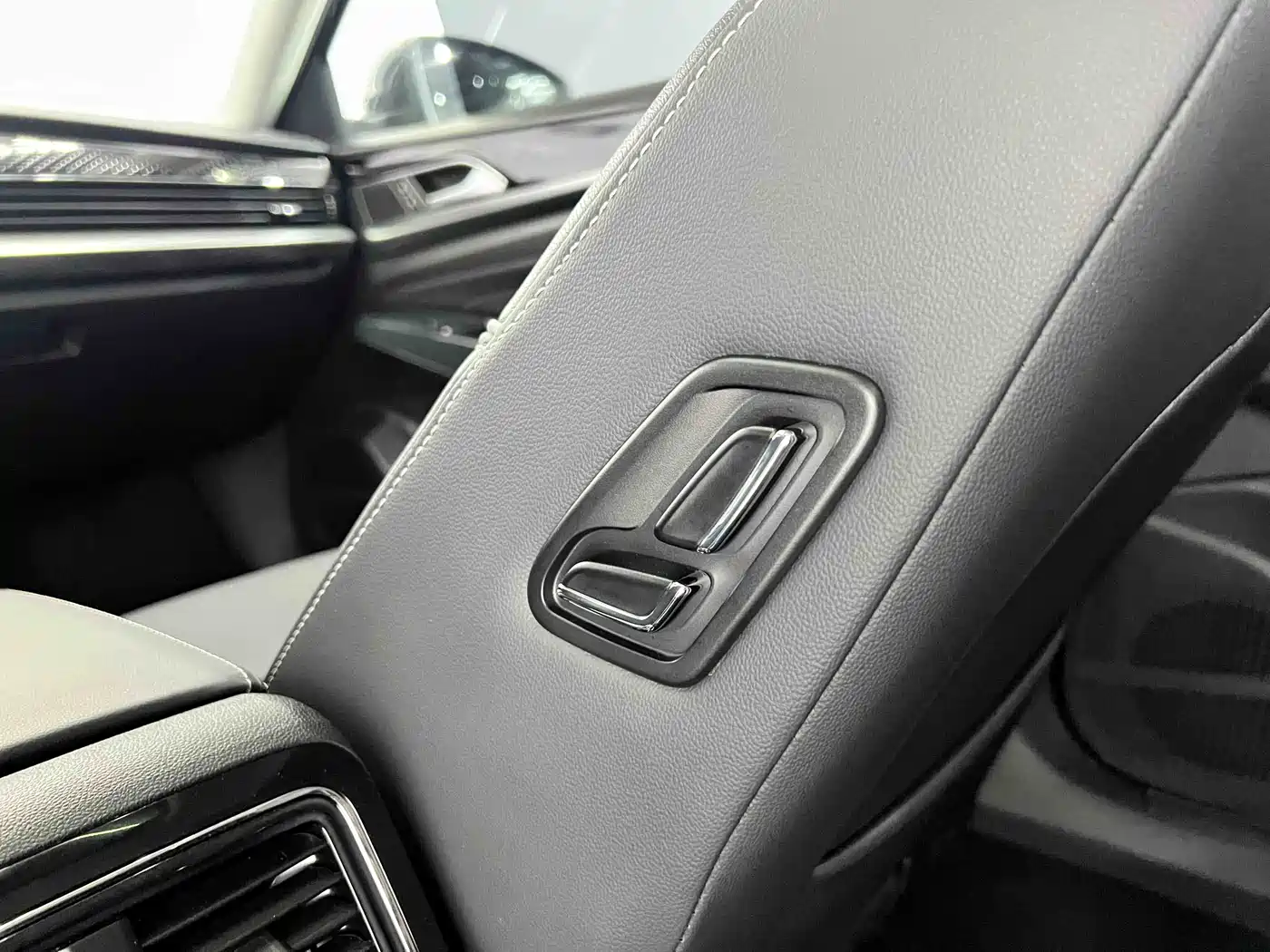Volkswagen Passat 2022 280TSI Elite Edition фото 16
