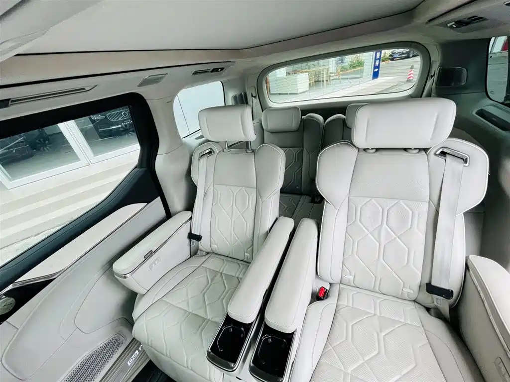 Фото 10 - Volvo EM90