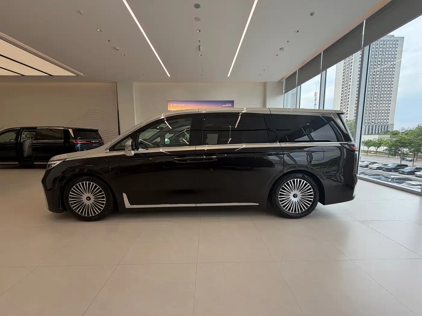 Voyah Auto Voyah Dreamer 2025 PHEV AWD Flagship Qian Kun Edition фото 2