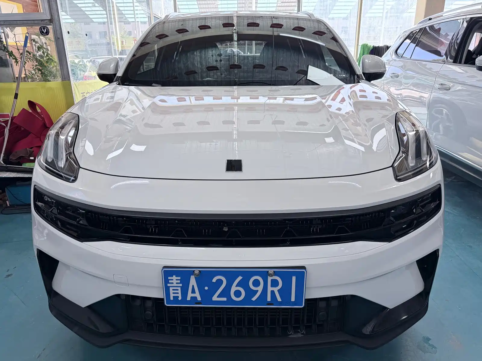 Фото 2 - Lynk & Co 06