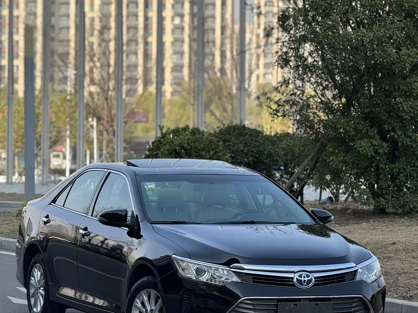 Toyota Camry 2015 Dual Engine 2.5HG Luxury Navigation Edition фото 2