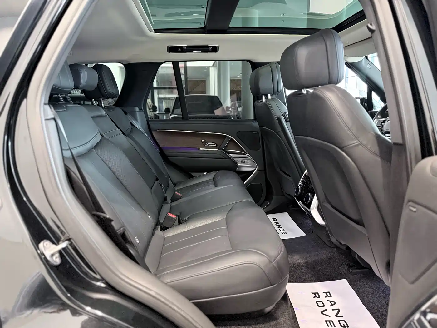 Land Rover Range Rover 2023 3.0 L6 360PS Golden Age Edition фото 20