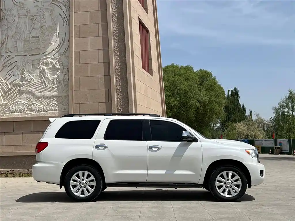 Toyota Sequoia 2010 5.7 Platinum Edition фото 3