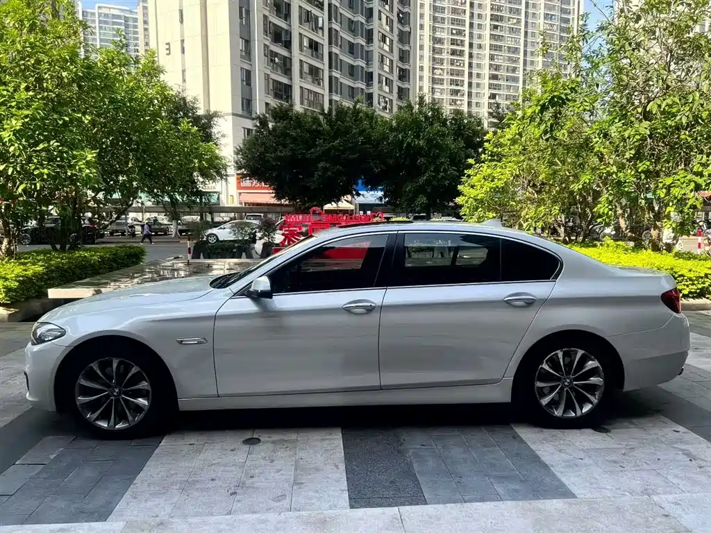 BMW 5 Series 2017 525Li Leading Edition фото 4