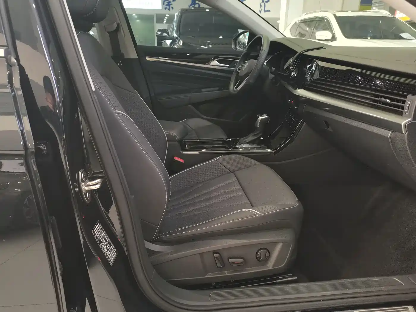 Volkswagen Passat 2024 380TSI Starlight Dragon Soaring Edition фото 4