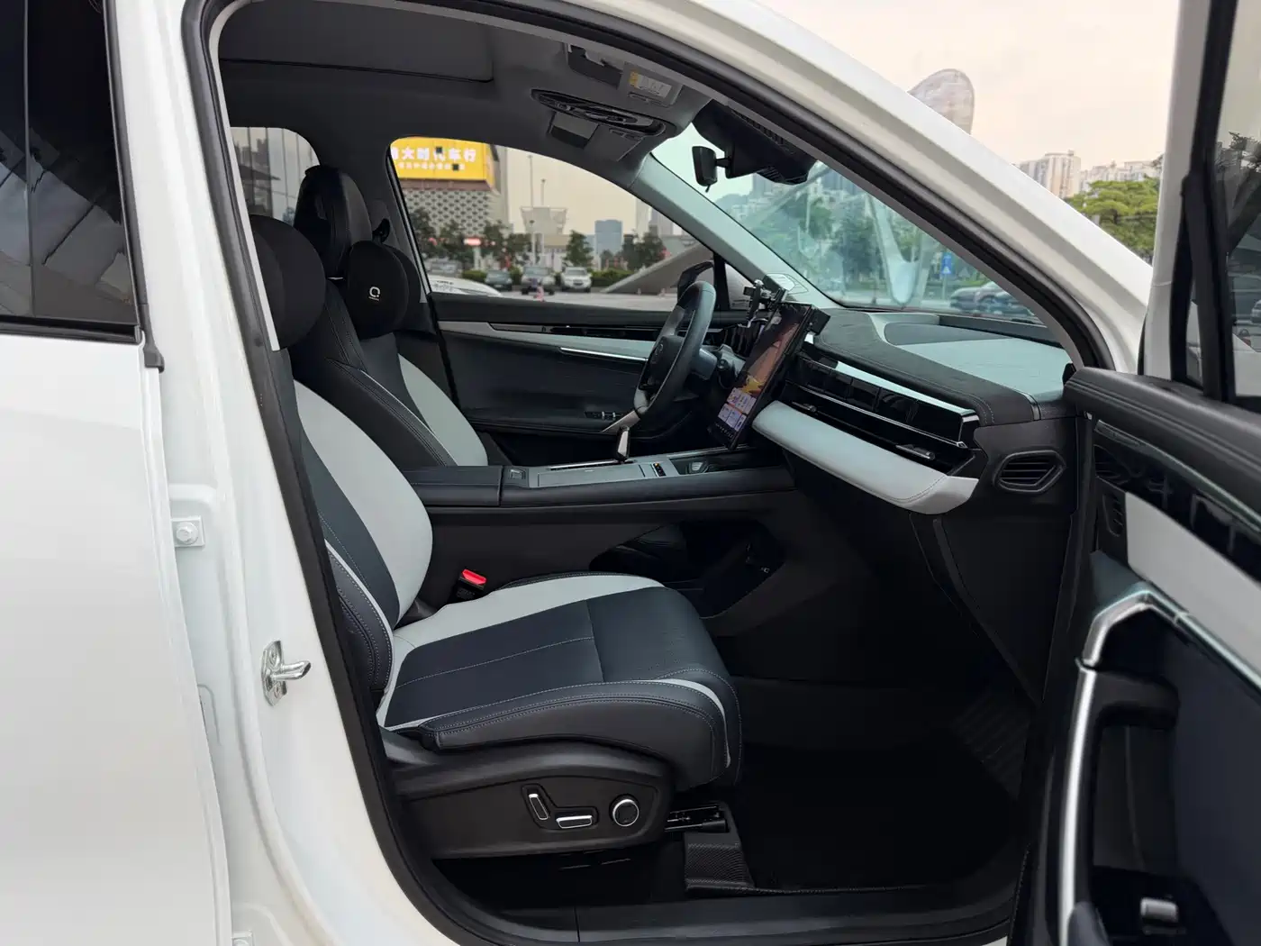 Photo 11 - Geely Atlas L
