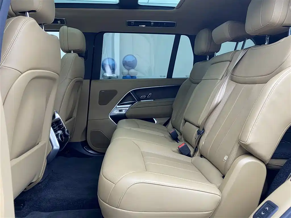 Land Rover Range Rover 2024 3.0 L6 400PS Golden Age Extended 7-Seater фото 7