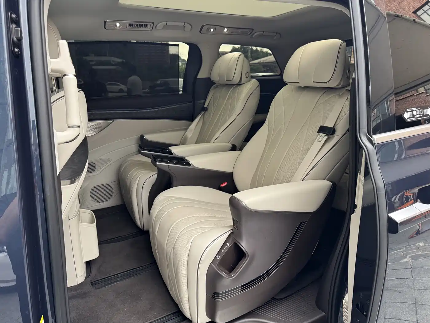 Denza D9 2025 2024 DM-i 980 AWD Premium