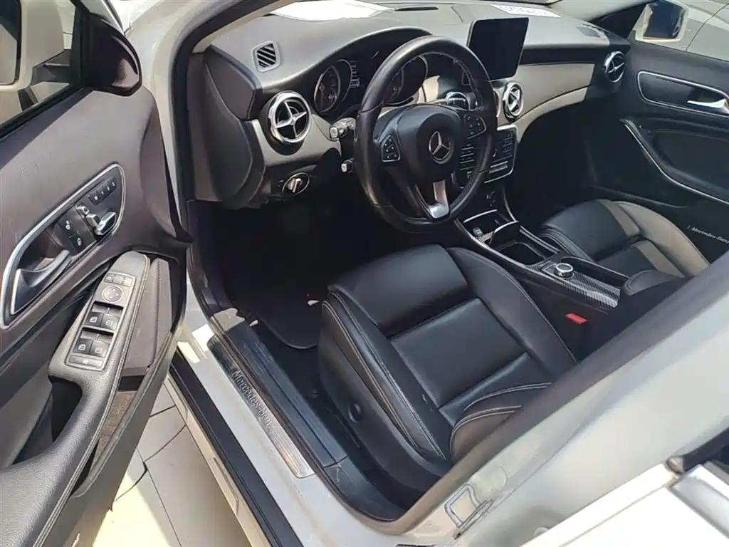 Mercedes-Benz GLA 2017 GLA 200 Dynamic фото 16